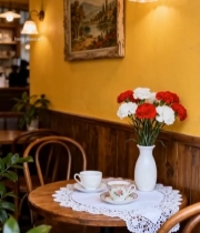  咖啡厅内温馨茶具与花卉场景4417#竖屏 	 