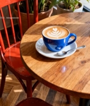  咖啡店木桌蓝杯拉花咖啡5872#竖屏 	 
