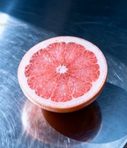  金属台面上的半颗红心柚(1)6347#竖屏 	 