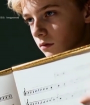  金发少年穿礼服看乐谱6145#竖屏 	 