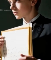  金发少年身着礼服看乐谱2639#竖屏 	 