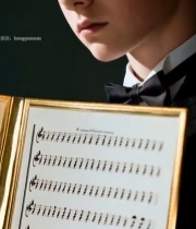  金发少年着礼服看乐谱1909#竖屏 	 