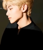  金发男子特写(1)7119#竖屏 	 