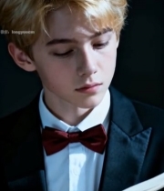  金发男孩身着礼服阅读书籍2900#竖屏 	 