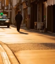  街道上两位戴口罩老人骑自行车7634#竖屏 	 