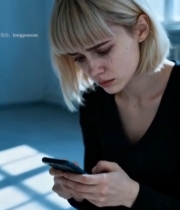  金发女子室内低头看手机(1)5553#竖屏 	 