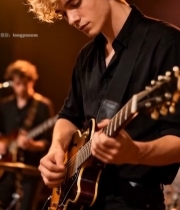  金发男子专注弹奏电吉他966#竖屏 	 