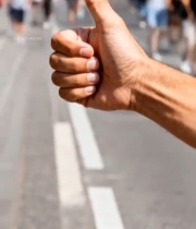  街头手势点赞特写5204#竖屏 	 