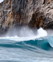  礁石海浪旁的红色灯塔5596#竖屏 	 