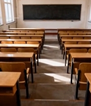  教室空旷的课桌与黑板场景7858#竖屏 	 