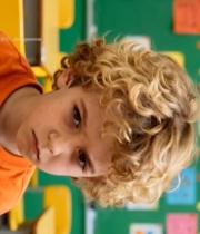  教室中卷发小男孩1257#竖屏 	 