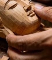  匠人手工木雕佛像特写6464#竖屏 	 