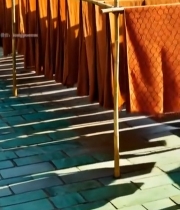  户外晾晒的橙色布料(1)5383#竖屏 	 