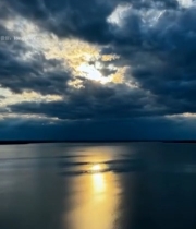  湖面夕阳与云层风景7580#竖屏 	 