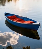  湖面停泊带红坐垫蓝色小船7575#竖屏 	 