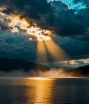  湖面日出阳光穿透云层景象877#竖屏 	 