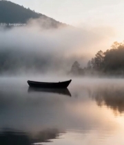  湖面孤舟晨雾自然风光(1)6591#竖屏 	 