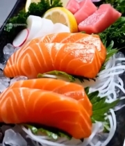  黑色托盘装多品种生鱼片7600#竖屏 	 