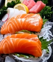  黑色托盘装多品种生鱼片7600#竖屏 	 