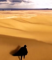  黑衣人沙漠中奔跑画面2496#竖屏 	 