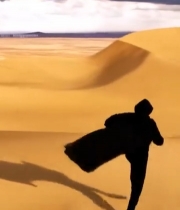  黑衣人沙漠中奔跑画面2496#竖屏 	 