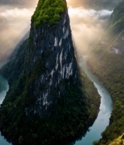  航拍山间河流与高耸山峰6630#竖屏 	 