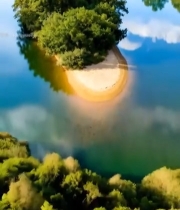  河流中的绿树小岛俯瞰7375#竖屏 	 