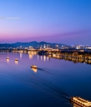  杭州西湖湖面游船夜景1744#竖屏 	 