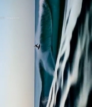  海洋中冲浪者乘巨浪画面3313#竖屏 	 