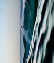  海洋中冲浪者乘巨浪画面3313#竖屏 	 