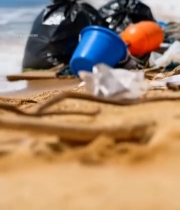  海滩上的垃圾堆积景象5475#竖屏 	 