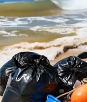  海滩上的垃圾被海浪冲刷706#竖屏 	 