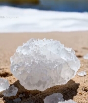  海滩上的白色晶体特写5755#竖屏 	 