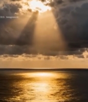  海上阳光穿透云层景象2369#竖屏 	 