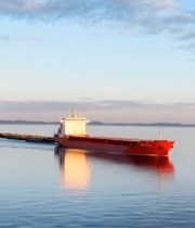  海上红色货船航行画面6830#竖屏 	 