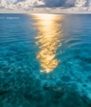  海面阳光照耀蓝天白云景象5430#竖屏 	 