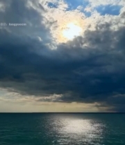  海面阳光穿透云层景象2508#竖屏 	 