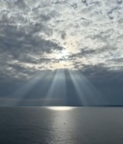  海面云层下的阳光射线景观5398#竖屏 	 
