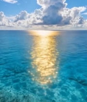  海面阳光照射下的自然风光6154#竖屏 	 