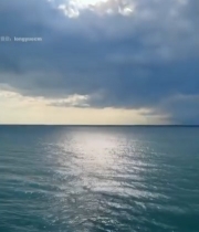  海面上方的云层与阳光景观4447#竖屏 	 