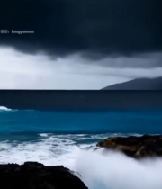  海浪拍打礁石的自然景观7908#竖屏 	 