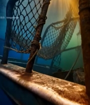  海底沉船与阳光穿透画面6027#竖屏 	 