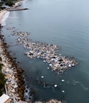  海边沿岸漂浮垃圾俯瞰景象3646#竖屏 	 