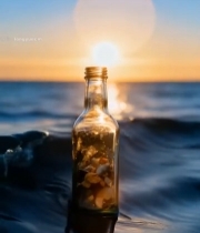  海边日落时的漂流瓶特写4908#竖屏 	 