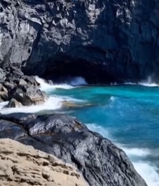  海岸边岩石与清澈海水景观6294#竖屏 	 