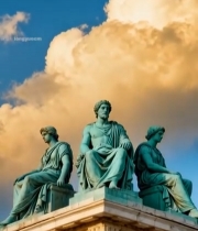  古典雕塑建筑与蓝天白云景观3975#竖屏 	 