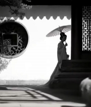  古风女子持伞于中式庭院6409#竖屏 	 