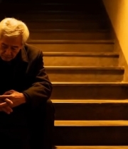  孤独老人坐于楼梯上4530#竖屏 	 