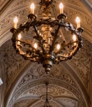  古典吊灯悬挂于雕花天花板下1971#竖屏 	 