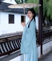  古风汉服女子持伞于古建廊下7099#竖屏 	 